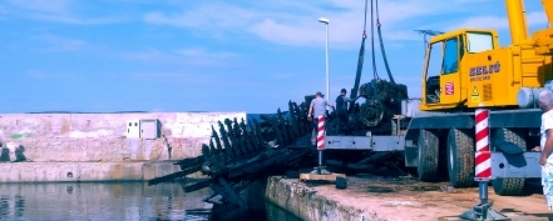 IZVUČENA OLUPINA BRODA U LUCI MRLJANE - OTOK PAŠMAN