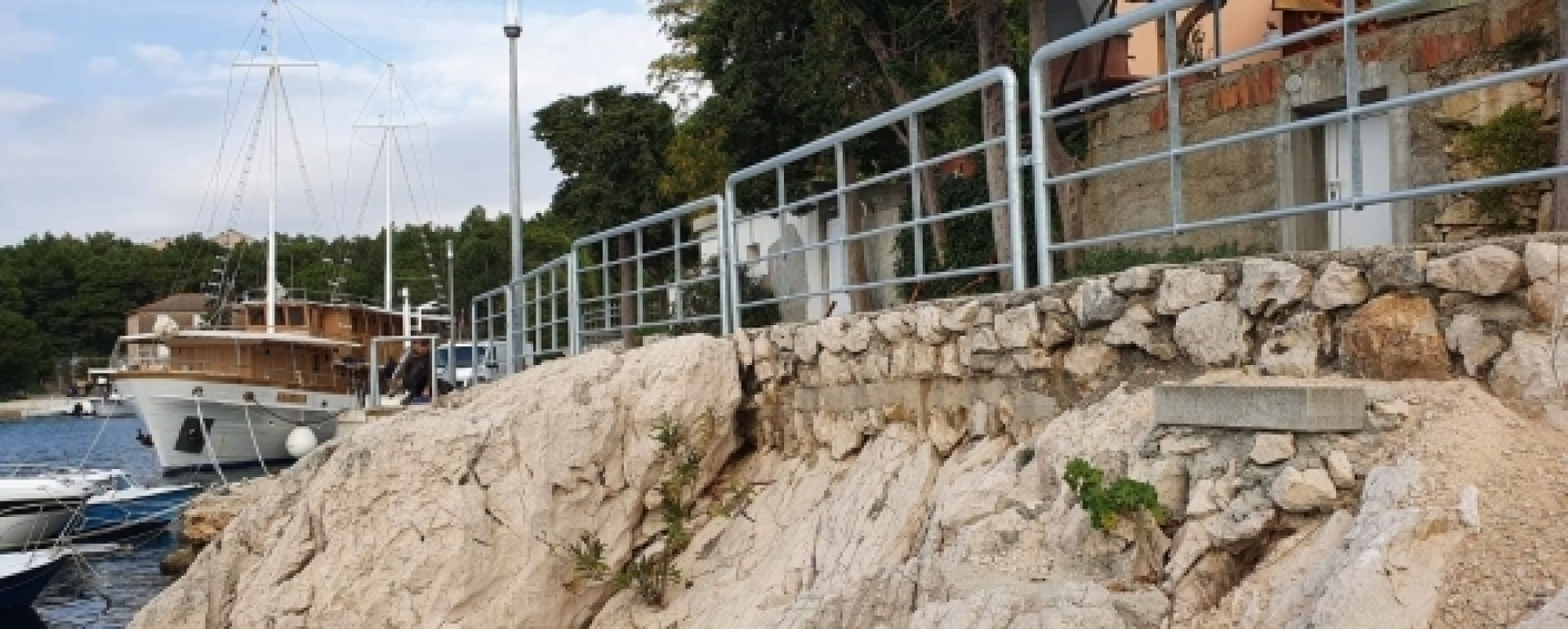 Postavljena zaštitna ograda na šetnici u lučici Mandre