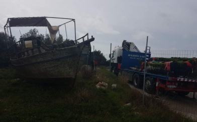 Izvlačenje olupine broda u luci Kukljica
