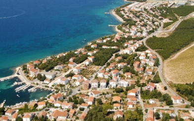 Započeli radovi na rekonstrukciji obalnog zida u luci Petrčane