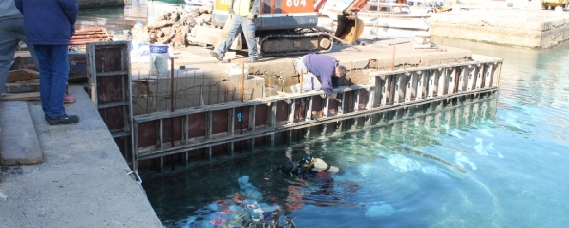 Započeli radovi na sanaciji dijela obale u luci Mali Iž - Komoševa
