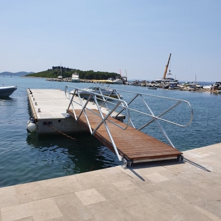 Postavljen plutajući gat - luka Pakoštane (2020.)